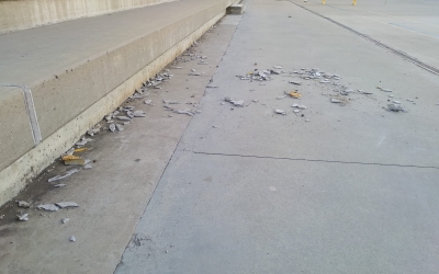 Les restes d'amiant que van caura al pati de l'escola Teresa Claramunt | Cedida